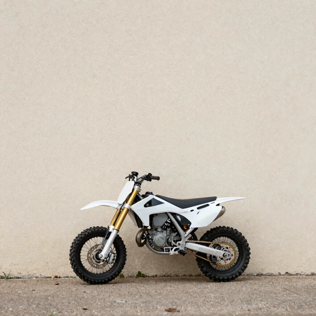 Minimoto infantil vista frontal apoyada en una pared encalada ext